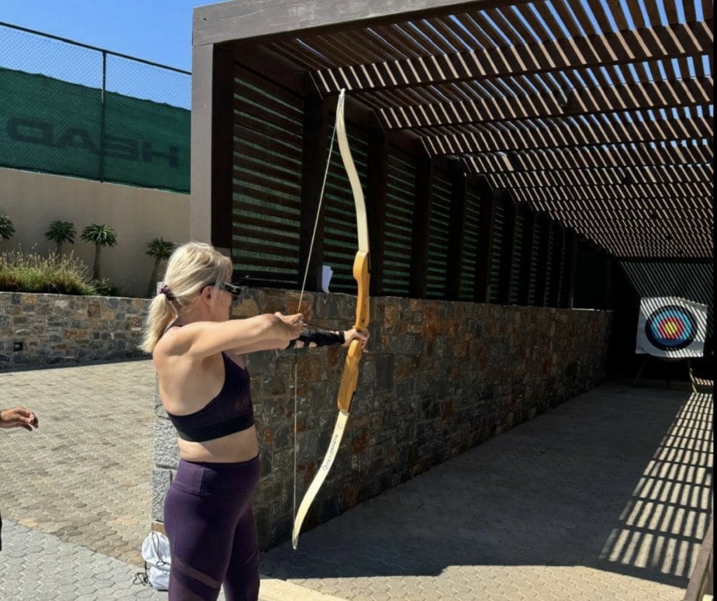 Η Θεοδώρα Τζάκρη κάνει τοξοβολία